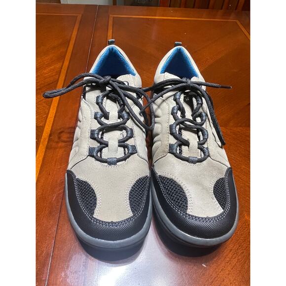 G.H. Bass & Co. Other - NWOT G.H. Bass & Co. Mens 9.5 Medium Shoe Territory Sneaker Beige Black Blue